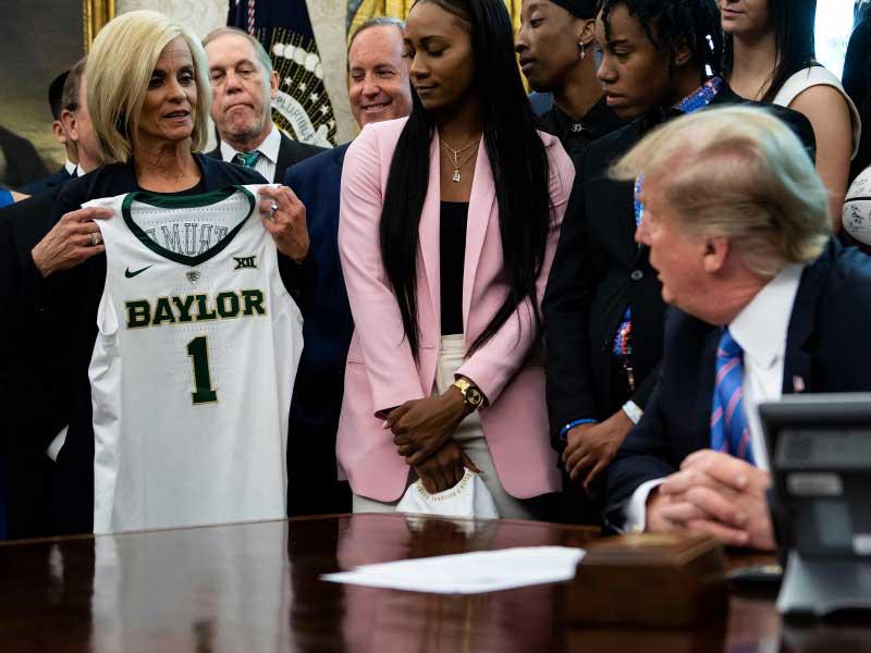 ترامب يتلقى قميصاً هدية عليه اسمه من فريق كرة سلة للسيدات أمس الأول (أ ف ب)n