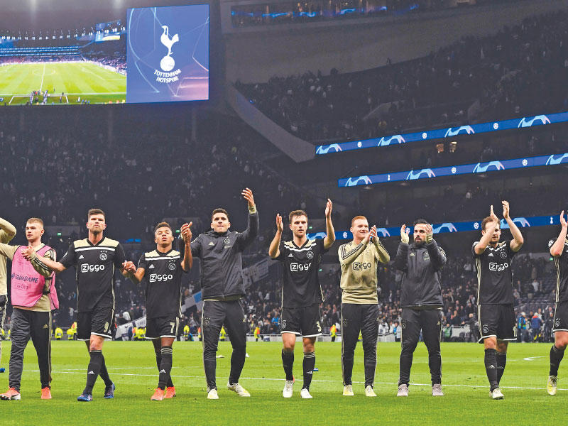 فرحة لاعبي اياكس بعد الفوز على توتنهام