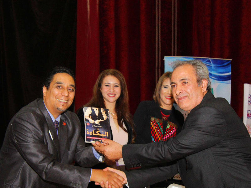 جيلالي عمران مكرماً في إحدى المناسبات 