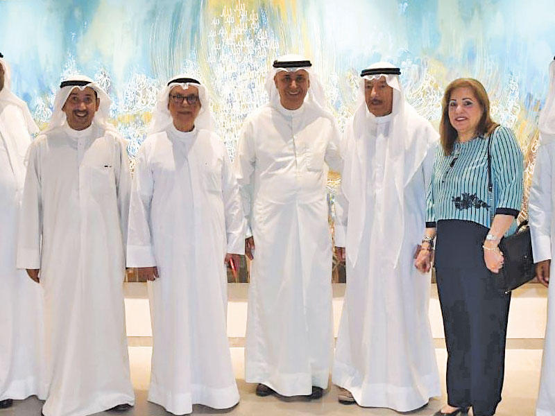 اليوحة يتوسط محبيه 