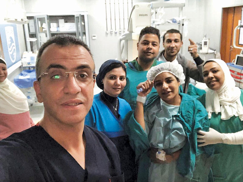 مرام مع الفريق الطبي بعد اجراء الجراحة 