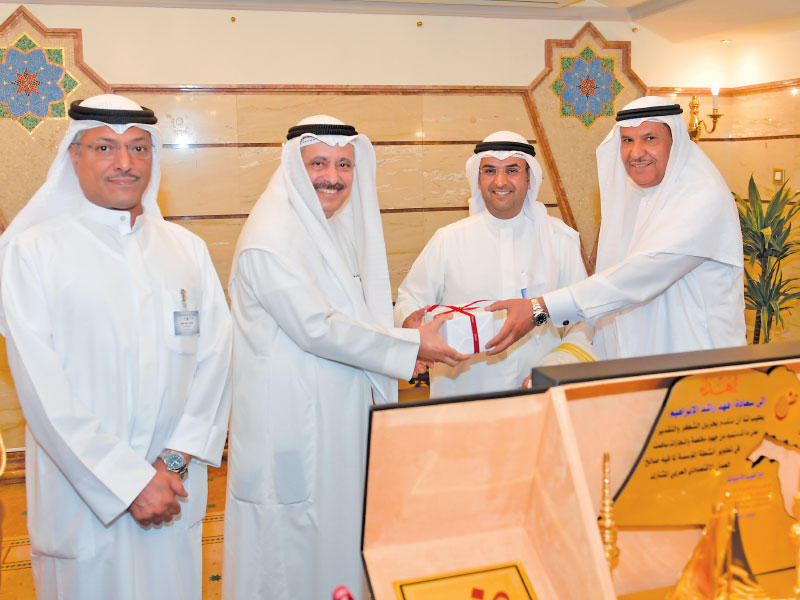  الوزير الحجرف مكرماً الإبراهيم في حضور الصبيح وأعضاء مجلس إدارة المؤسسة