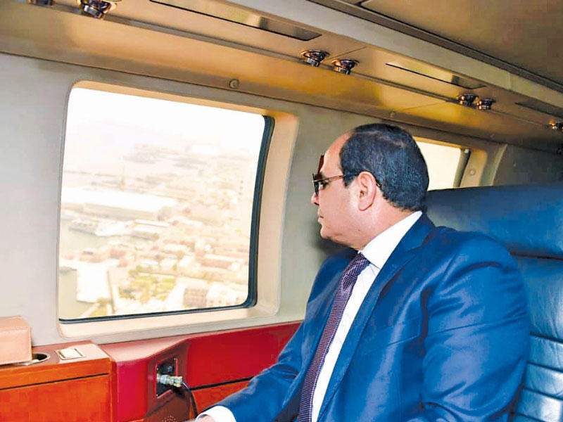 الرئيس المصري عبدالفتاح السيسي خلال جولة تفقدية جوية بالإسكندرية أمس الأول (رئاسة الجمهورية)