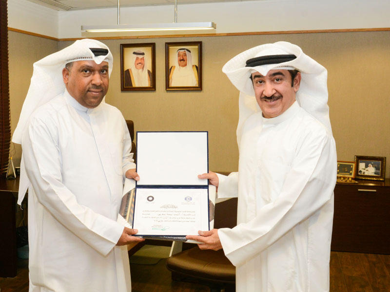 العلي مكرماً الفائز بالجائزة