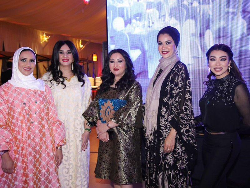 هالة الشربيني تتوسط موظفات «برقان»