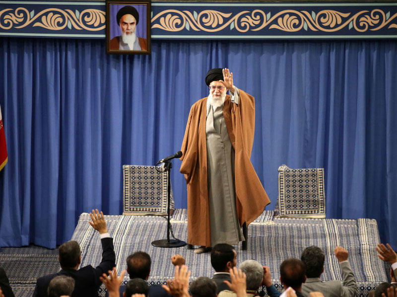 خامنئي يلتقي معلمين في طهران أمس (إرنا) 