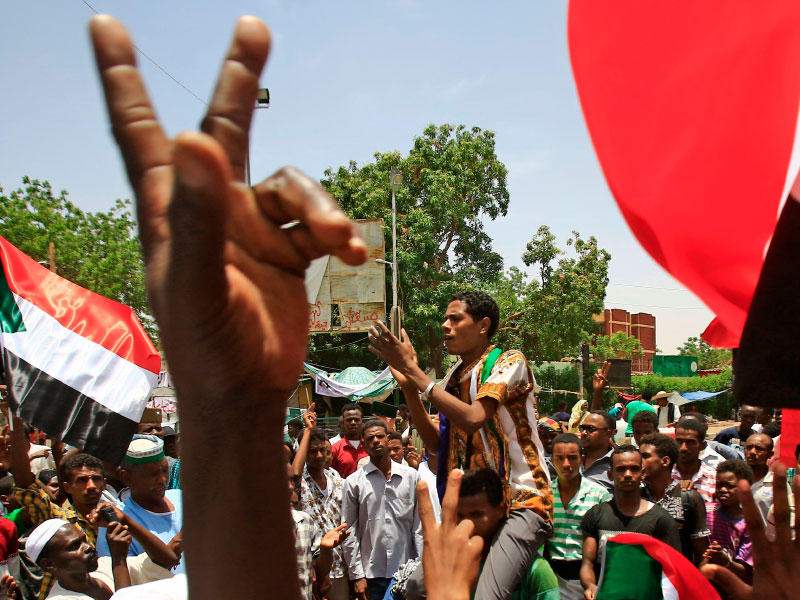 متظاهرون أمام القيادة العامة للجيش في الخرطوم أمس (أ ف ب)