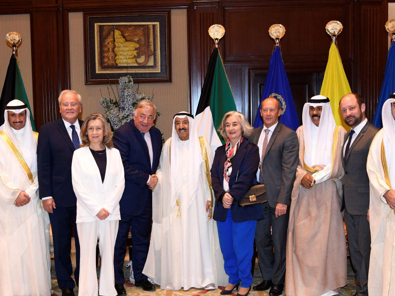 صاحب السمو مستقبلاً رئيس مجلس الشيوخ الفرنسي والوفد المرافق