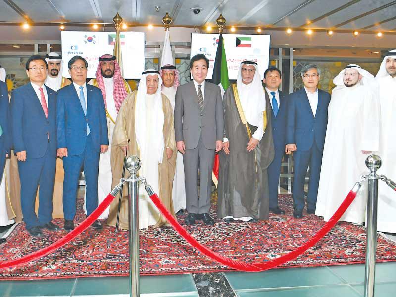 صورة جماعية للوفدين الكويتي والكوري