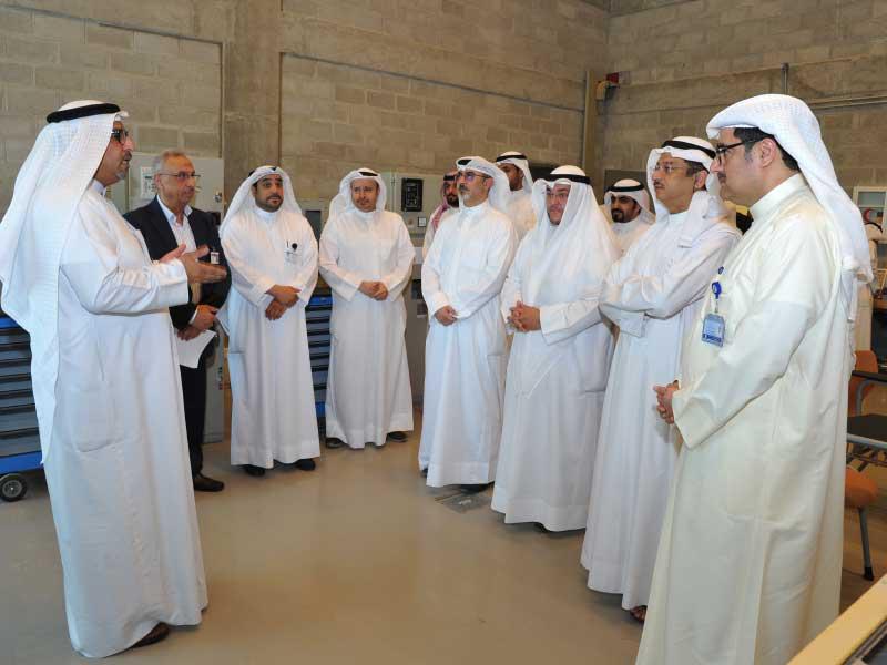 جانب من الجولة في المختبر