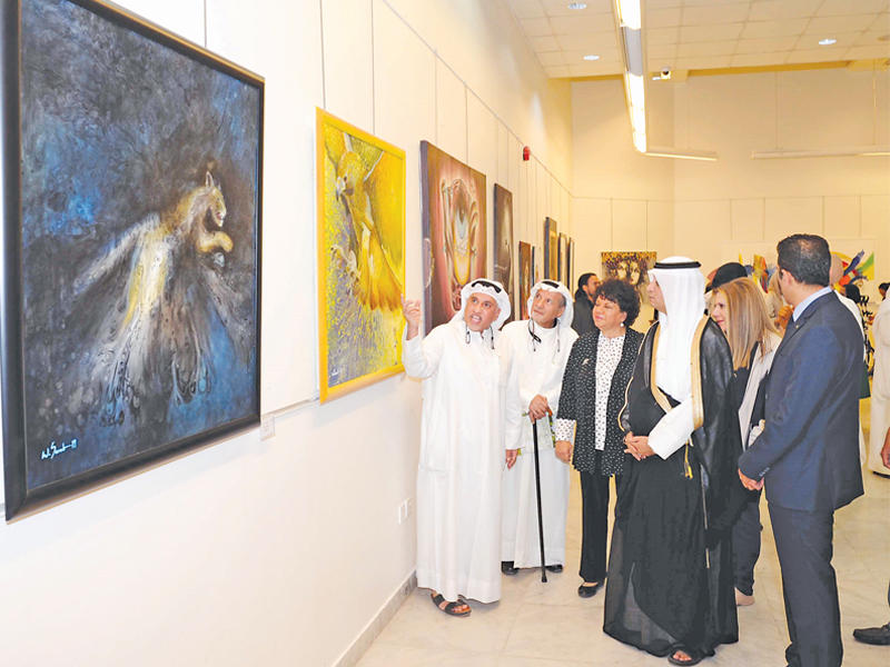 الدويش أثناء الجولة في المعرضn