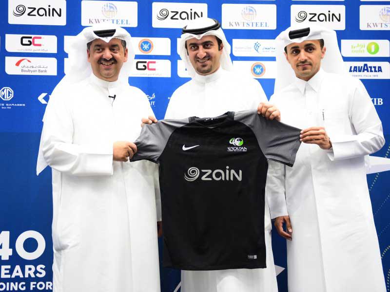 الروضان يتوسط  المحمود والخشتي حاملاً قميص شركة زين الراعي للدورة