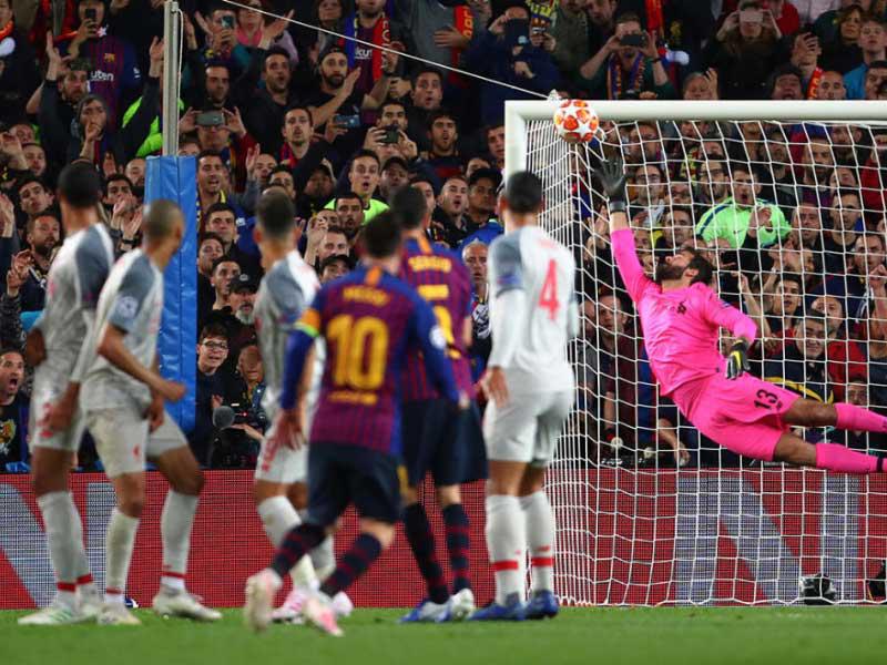 ميسي يحرز هدفا من ركلة حرة أمام ليفربول