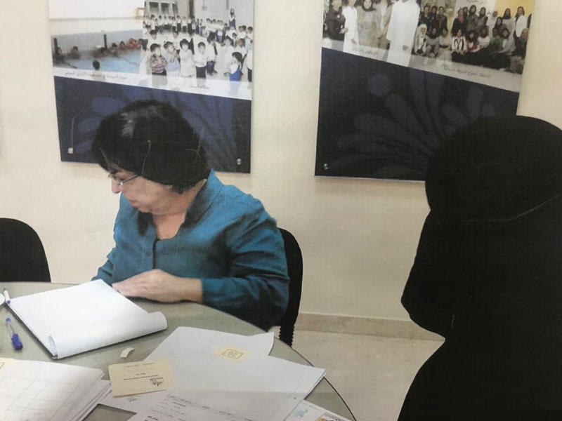 إحدى مسؤولات اللجنة خلال صرف العشيات