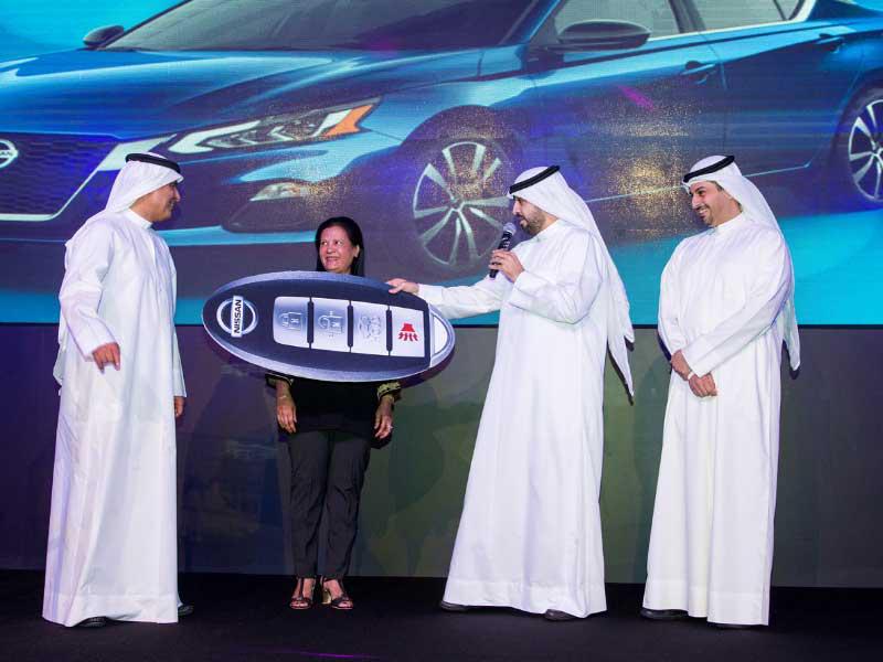 أثناء تسليم جائزة سحب السيارة للفائزة