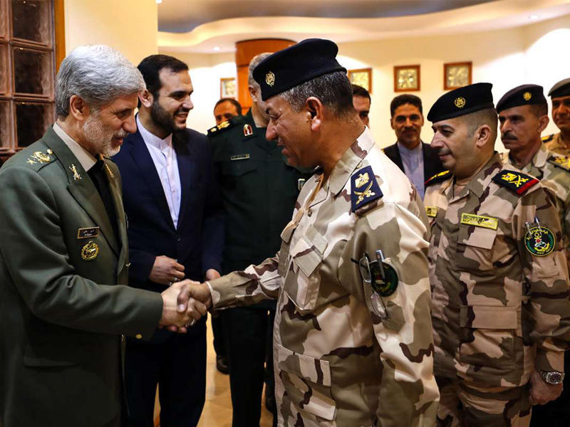 وزير الدفاع الإيراني أمير حاتمي مستقبلاً وفداً عسكرياً عراقياً في طهران أمس (إرنا)
