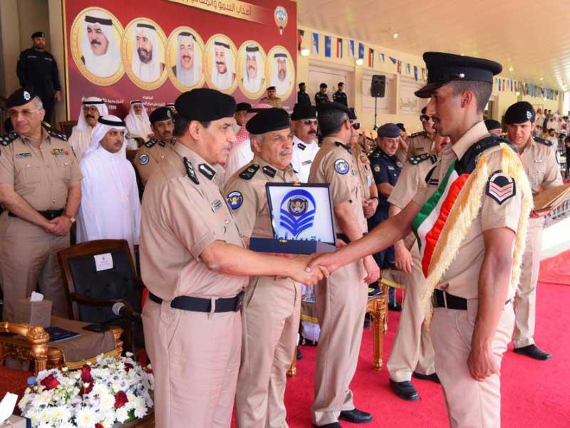 النهام مكرماً أحد الخريجين