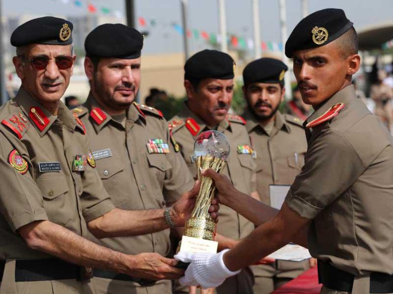 السردي مكرماً أحد الخريجين