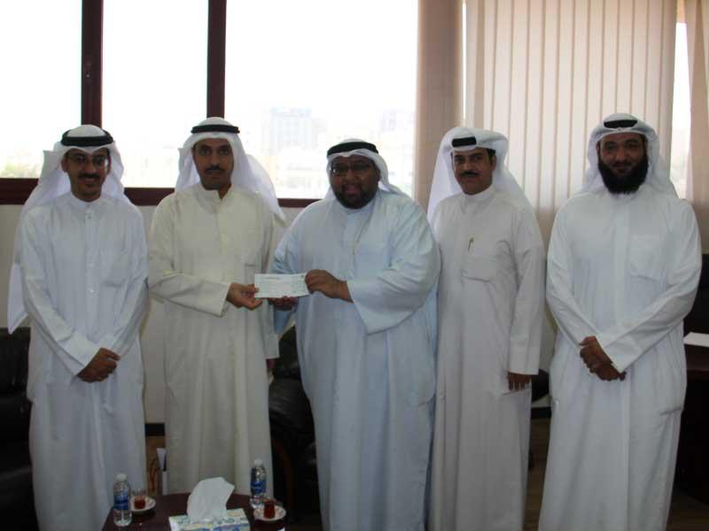 تسليم شيك زكاة جمعية أبوحليفة لموفد بيت الزكاة