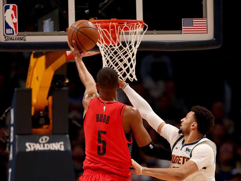 رودني هود لاعب بورتلاند يسجل في سلة دنفر