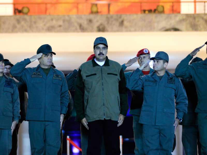 الرئيس الفنزويلي نيكولاس مادورو أثناء حضوره احتفالًا رسميًا مع أعضاء القوات المسلحة الوطنية البوليفارية لفنزويلا