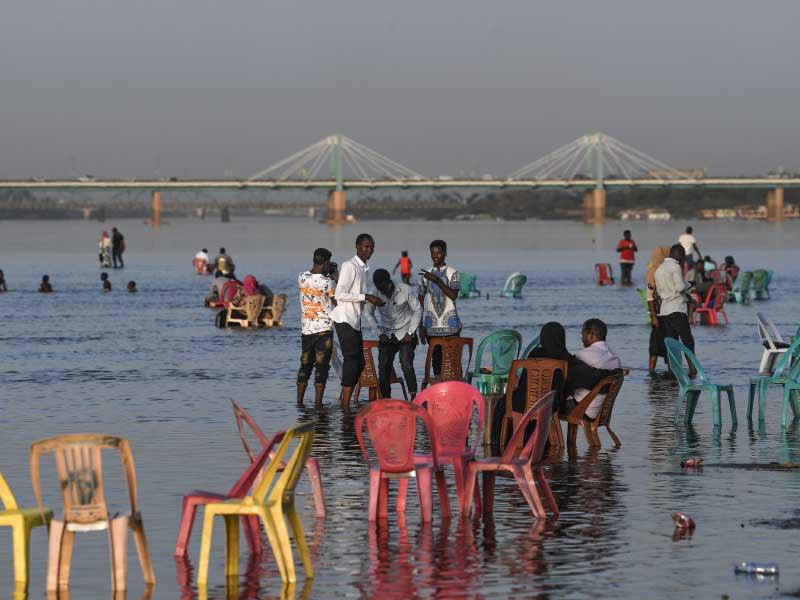 سودانيون يستمتعون بمياه النيل في الخرطوم أمس الأولt(أ ف ب)