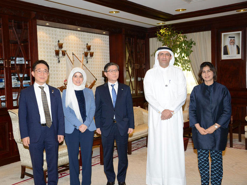 بوشهري خلال استقبالها المسؤولين الكوريين