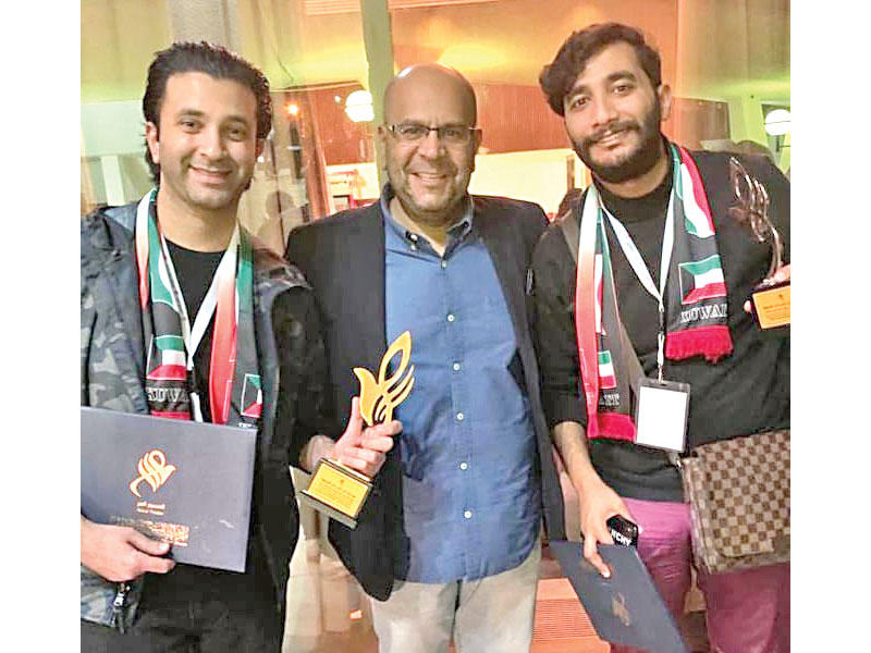 عبد الله العابر يتوسط العوضي وعلي الحسيني 