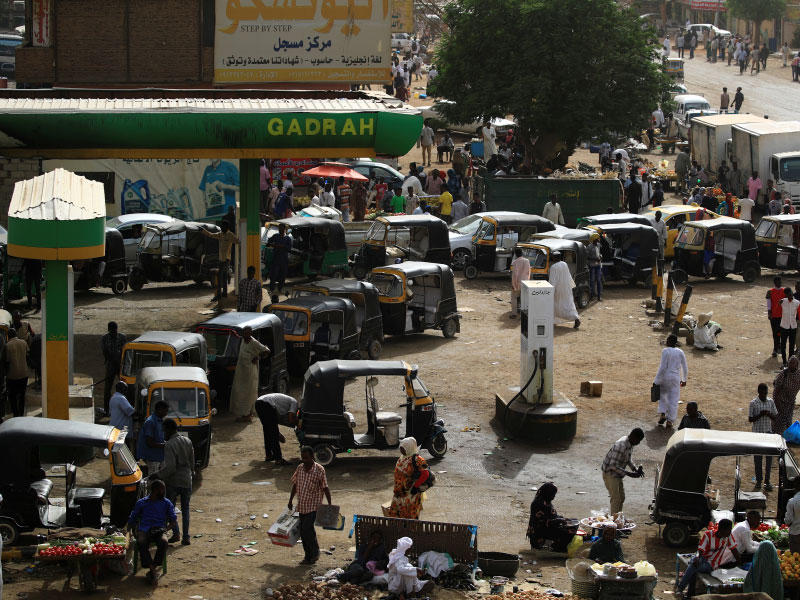 صف السيارات في محطة وقود في الخرطوم ، السودان