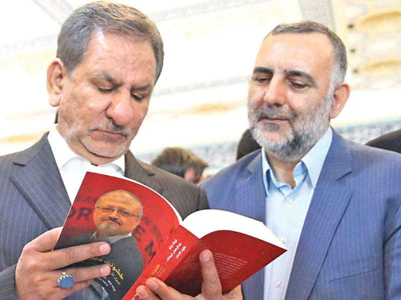 نائب رئيس الجمهورية الإيراني إسحاق جهانغيري يتصفح كتاباً خلال زيارة قام بها لمعرض طهران أمس (إرنا)