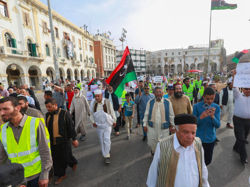 الليبيون يدعون إلى إنهاء القتال خلال مظاهرة ضد الرجل القوي خليفة حفتر في ساحة شهداء العاصمة طرابلس