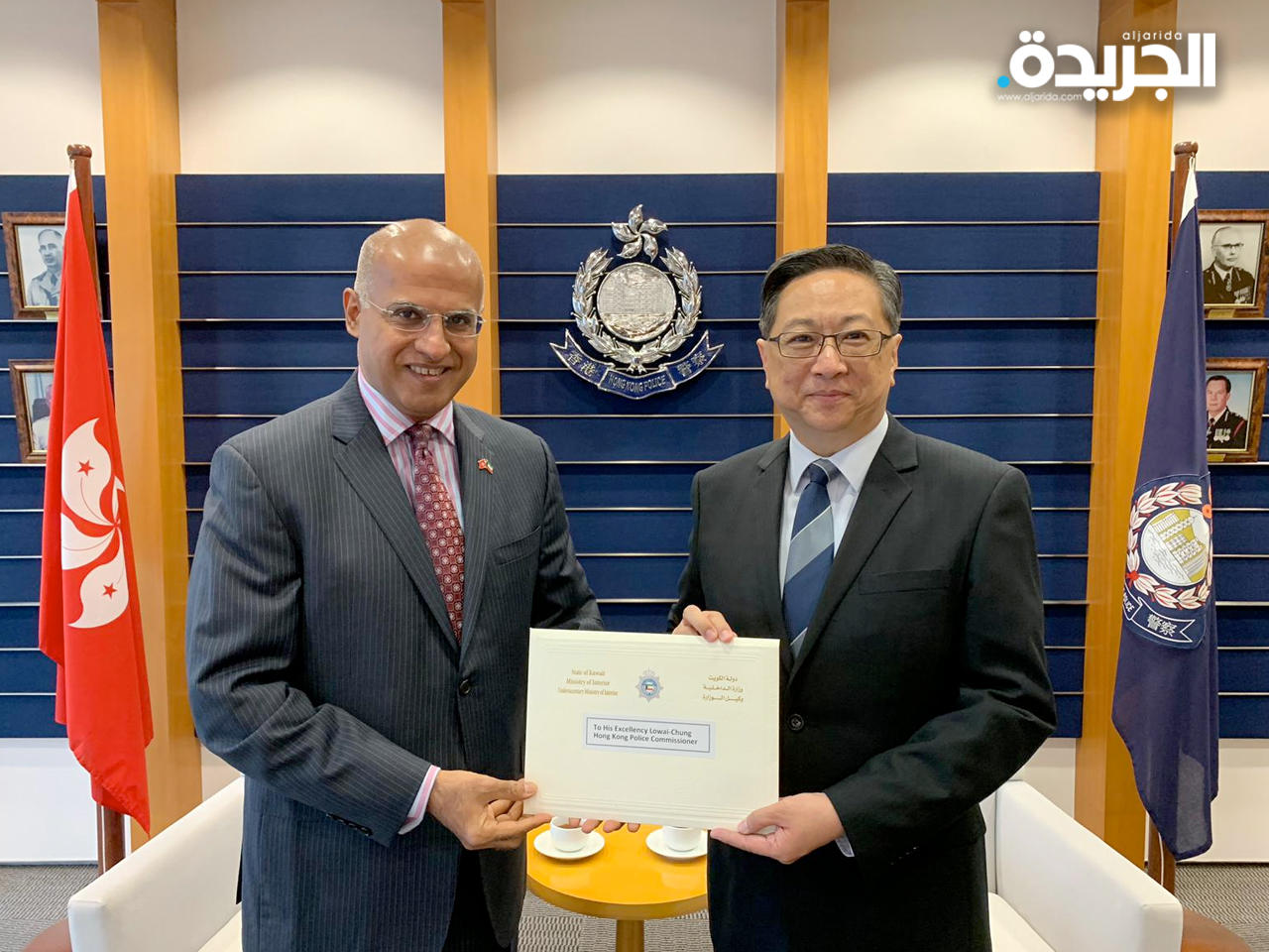 قنصل عام الكويت في هونغ كونغ صلاح السيف مع مفوض شرطة هونغ كونغ لو واي شونغ