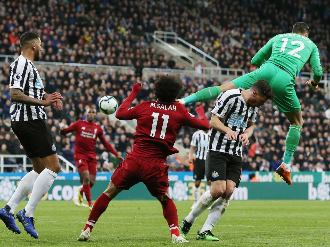 محمد صلاح اثناء اصتدامه مع حارس نيوكاسل دوبرافكا