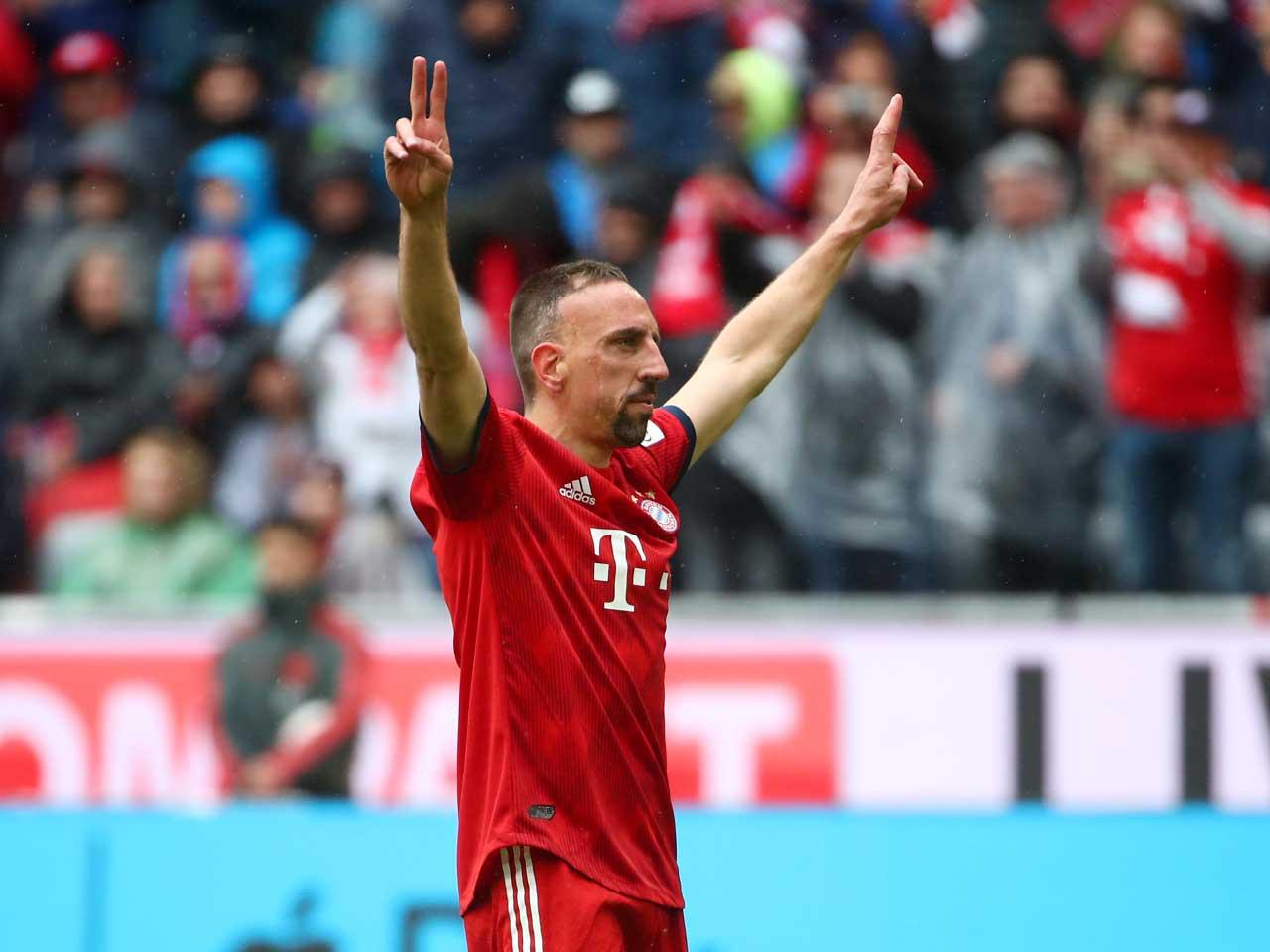 فرانك ريبيري يحتفل بالهدف الثالث ضد هانوفر 96