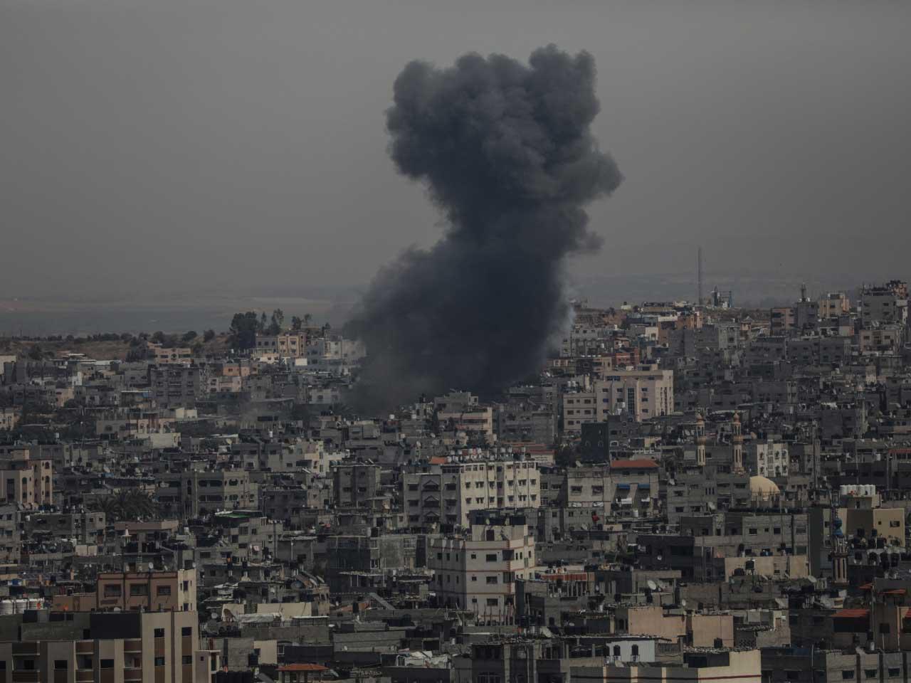 منظر الدخان بعد الغارات الجوية الإسرائيلية في مدينة غزة