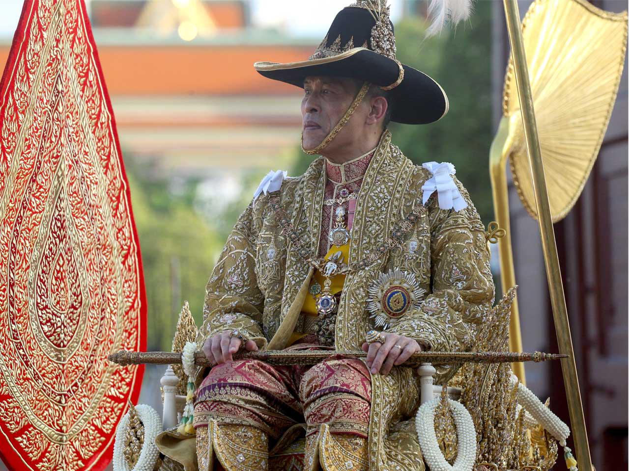 الملك مها فاجيرالونجكورن الذي توج حديثًا في تايلاند خلال مسيرة تتويجه في بانكوك، تايلاند (رويترز) 