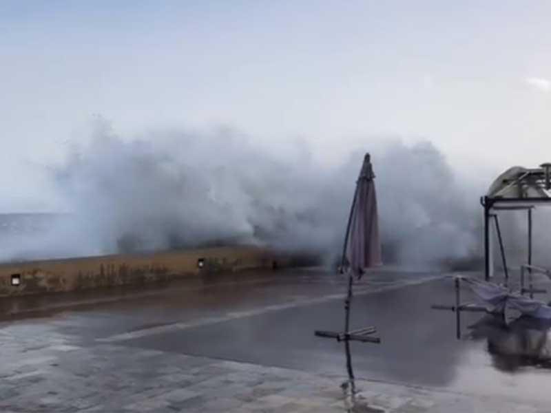 رياح قوية وأمواج عالية على طول ساحل كورسيكا في جنوب شرق فرنسا