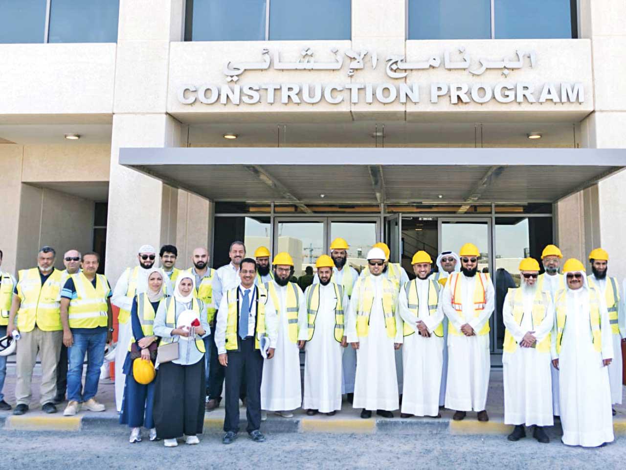 وفد «الشريعة» خلال زيارته للمدينة الجامعية