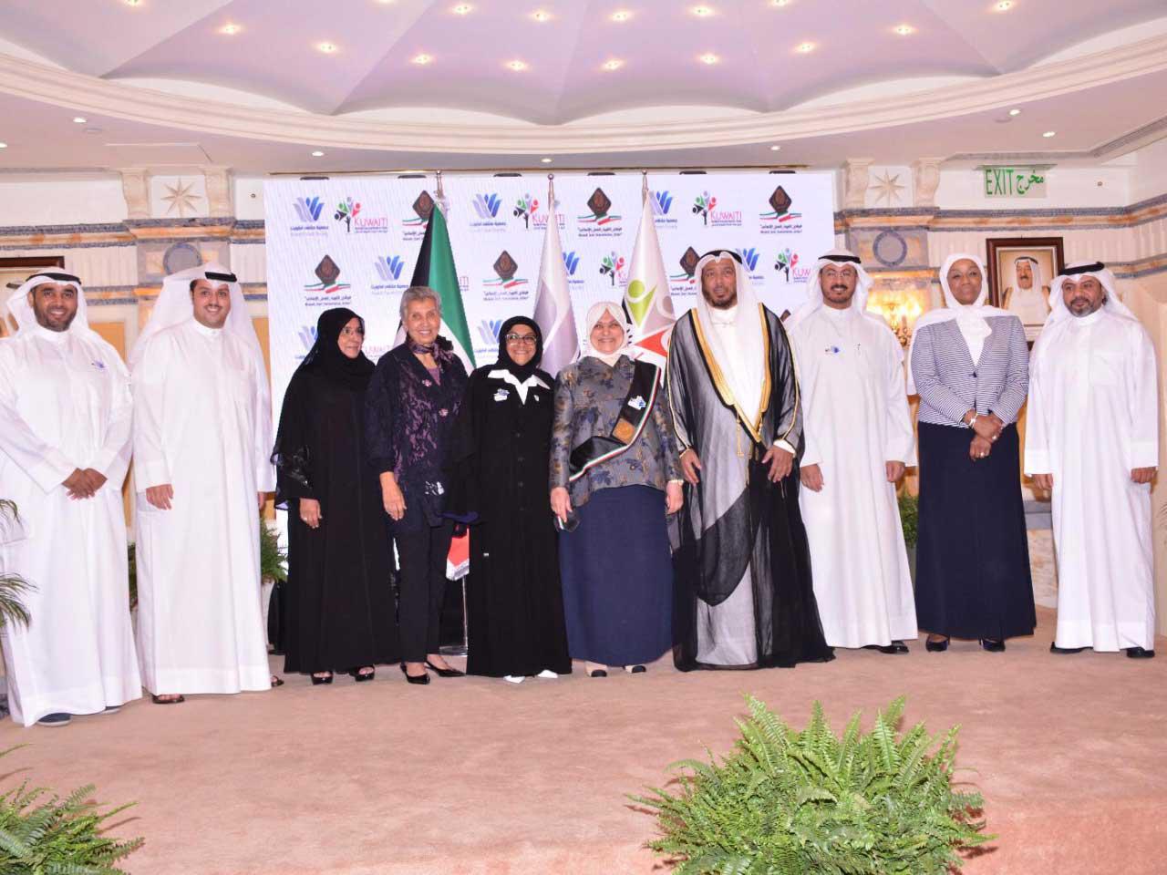 الصبيح تتوسط الحضور عقب التكريم