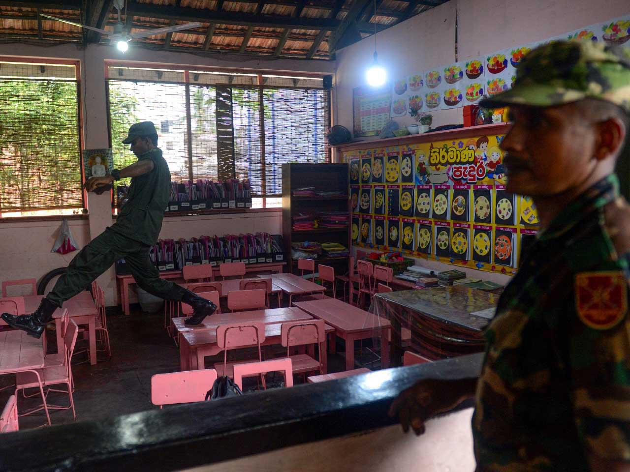 جنود سريلانكيون يتفقدون مدرسة في كولومبو قبل إعادة فتح جميع المدارس العامة
