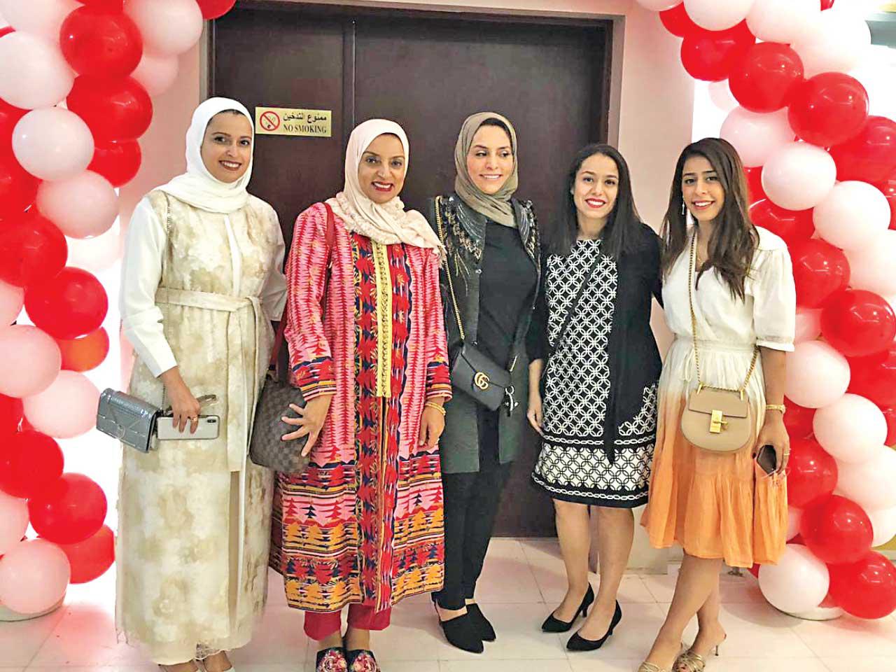 بورسلي والشريدة وعدد من الحاضرات خلال الحفل 