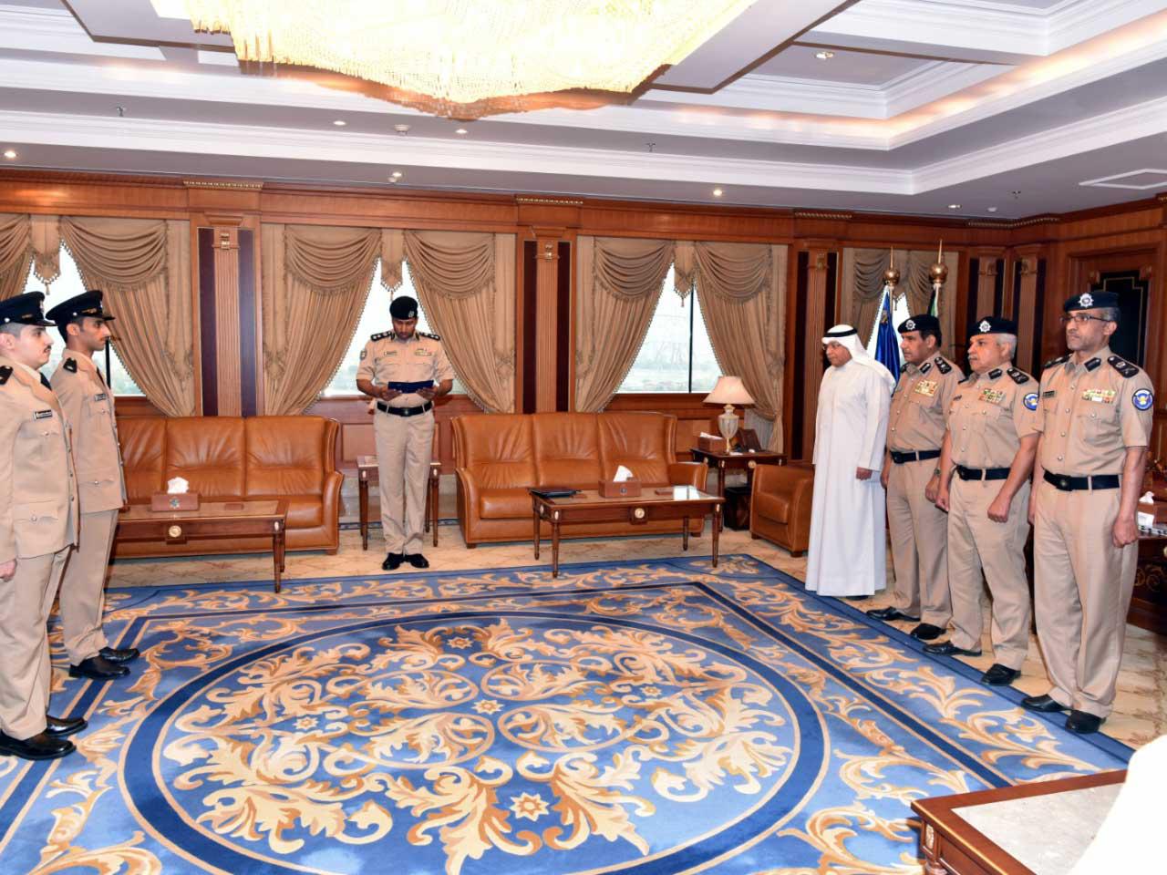 الجراح مستقبلاً الخريجين بحضور مسؤولي «الداخلية»