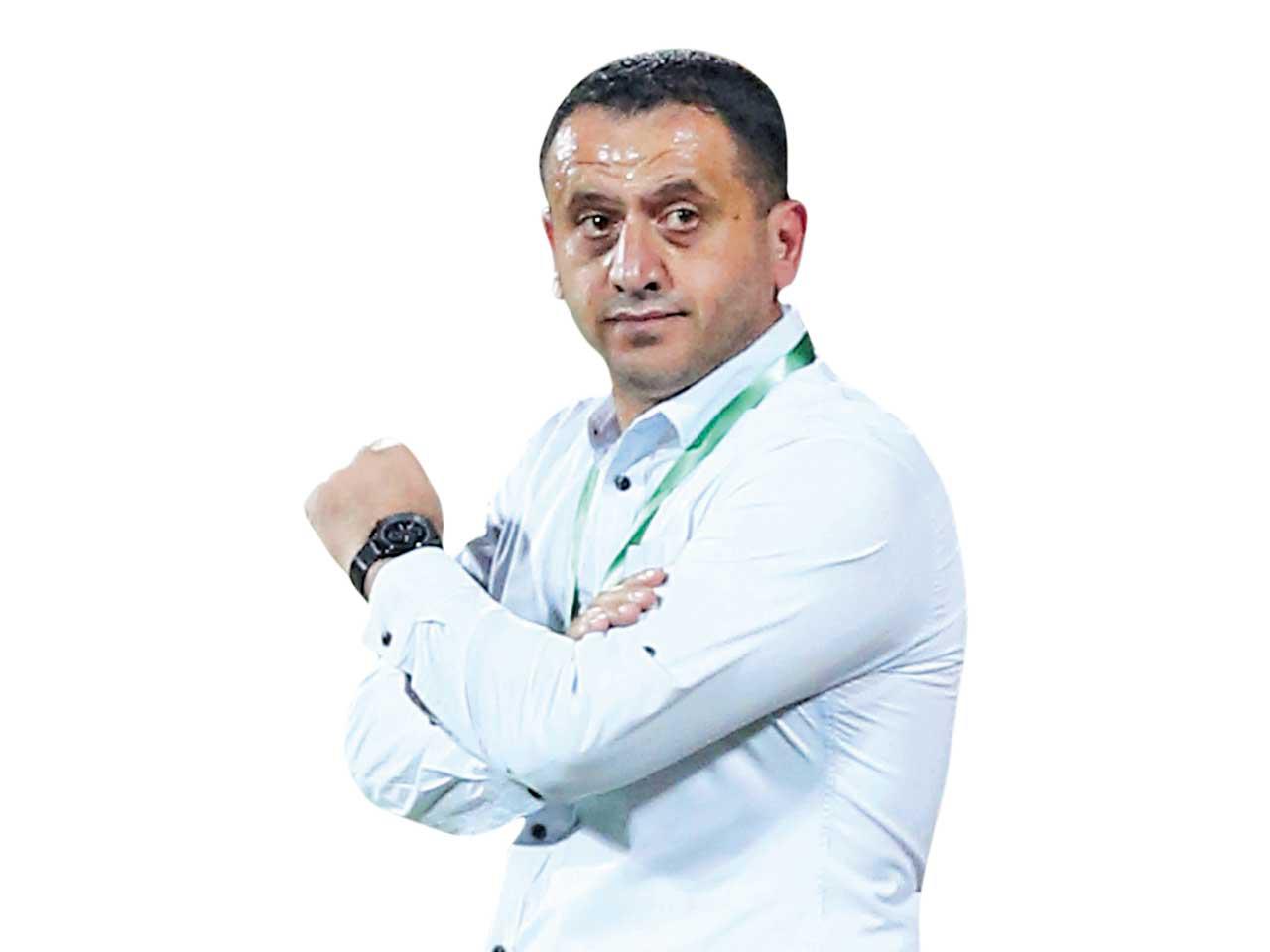 مدرب الفريق الأول لكرة القدم بالنادي العربي، السوري حسام السيد