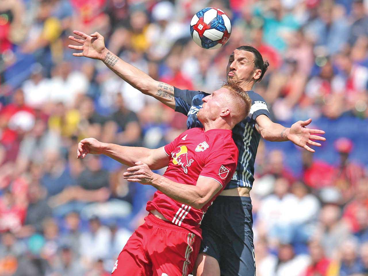 زلاتان نجم غالاكسي وتيم باركر لاعب ريد بول