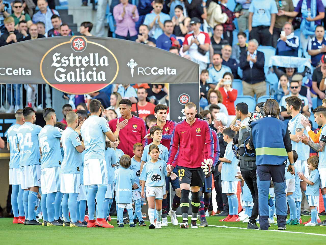 لاعبو سيلتا فيغو يقفون للممر الشرفي تحية لبطل الليغا برشلونة