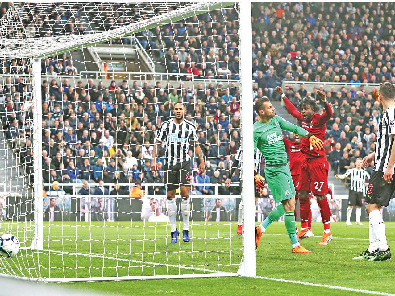 أوريغي نجم ليفربول يحرز هدفه في مرمى نيوكاسل