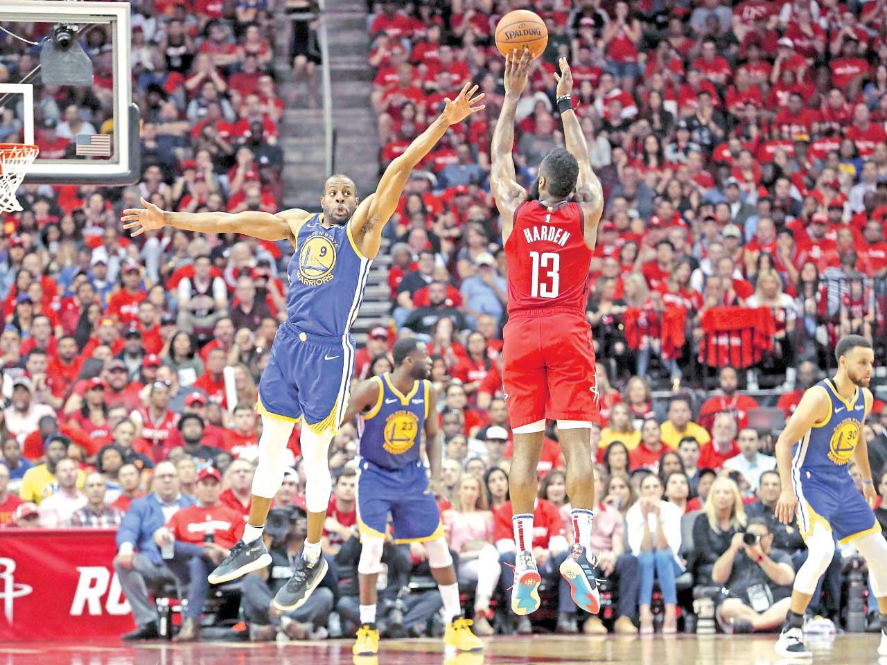 هاردن نجم هيوستن يصوب باتجاه سلة ووريرز