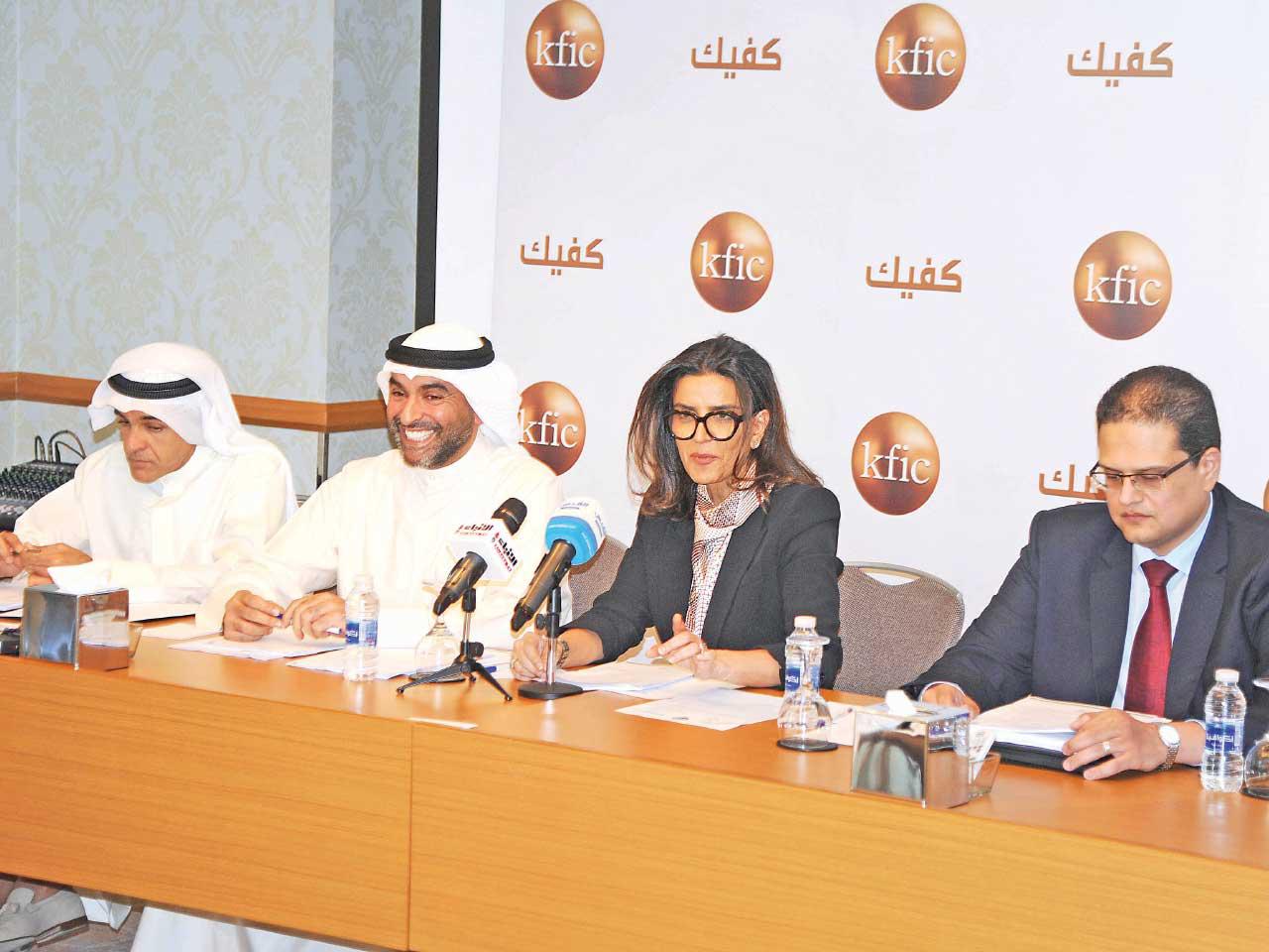 ريهام الغانم وإلى يمينها طارق البحر خلال عمومية كفيك (تصوير عوض التعمري)