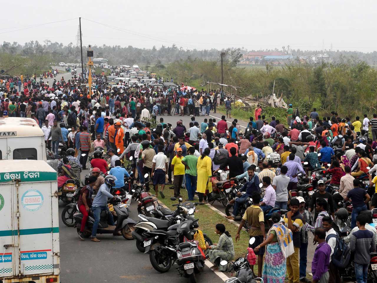 قرويون هنديون يقطعون الطريق السريع الوطني الذي يربط بوري ببوبانيسوار حيث يطالبون مواد إغاثة