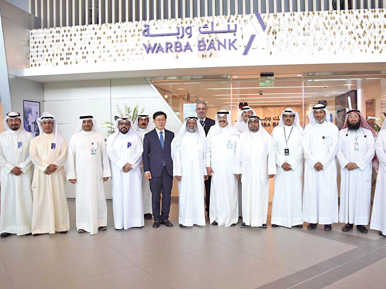 لقطة جماعية خلال افتتاح الفرع